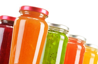 Beyaz arka plan üzerinde izole meyveli reçel kavanoz