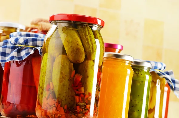 Composición con frascos de verduras en escabeche. Alimentos marinados — Foto de Stock