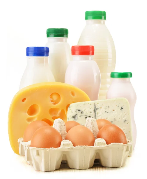 Sammansättning med utbud av mejeriprodukter isolerad på vit — Stockfoto