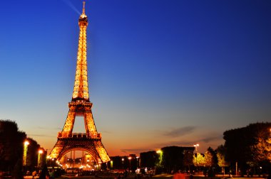 Eyfel Kulesi Paris, Fransa'da gece