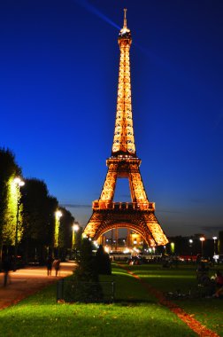 Eyfel Kulesi Paris, Fransa'da gece