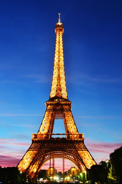 La Torre Eiffel en París, Francia en la noche — Foto de Stock