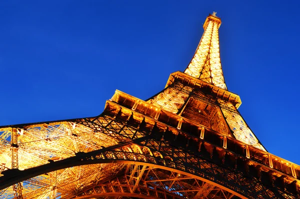 La Torre Eiffel en París, Francia en la noche — Foto de Stock