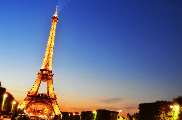 La Torre Eiffel en París, Francia en la noche — Foto de Stock