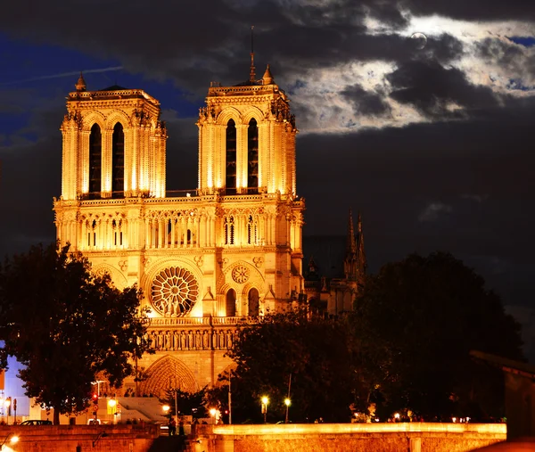 Cattedrale di Notre-Dame a Parigi, Francia dopo il tramonto — Foto Stock