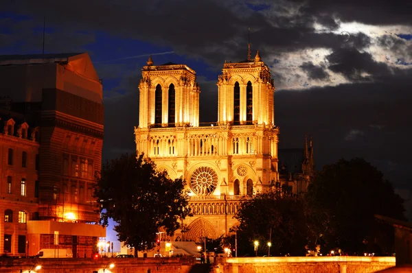 Καθεδρικός ναός της notre-κυρίας στο Παρίσι, Γαλλία, μετά από το ηλιοβασίλεμα — Φωτογραφία Αρχείου