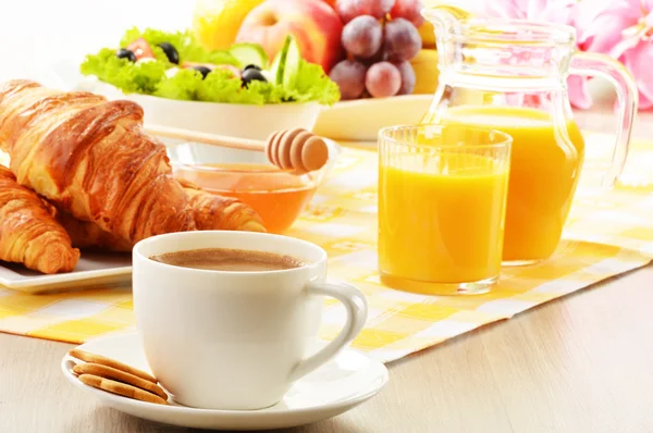 Frukost med kaffe, apelsinjuice, croissanter, ägg, grönsaker — Stockfoto