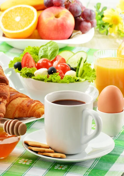 Ontbijt met koffie, jus d'orange, croissant, ei, groenten — Stockfoto