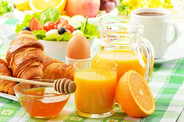 Ontbijt met koffie, jus d'orange, croissant, ei, groenten — Stockfoto