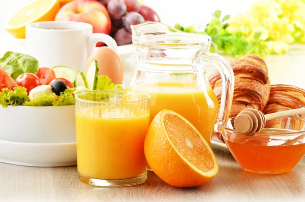 Frukost med kaffe, apelsinjuice, croissanter, ägg, grönsaker — Stockfoto