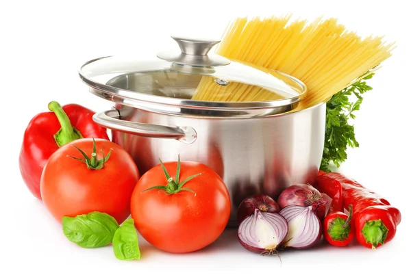 Rostfri gryta med spaghetti och utbud av råa grönsaker — Stockfoto