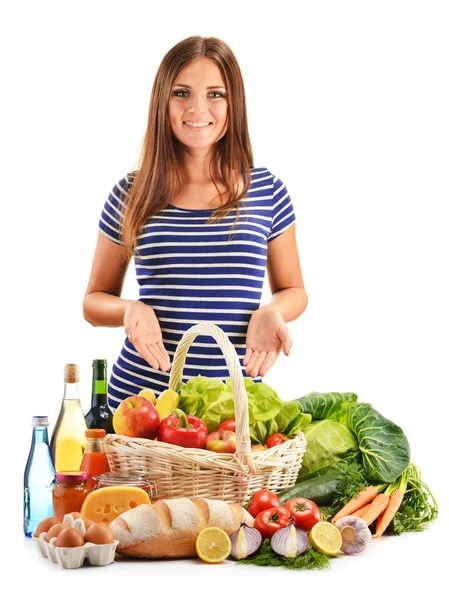 Jeune femme avec assortiment de produits d'épicerie isolé sur blanc — Photo