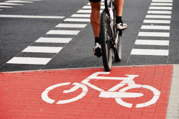 Bicicleta sinal de estrada e ciclista — Fotografia de Stock