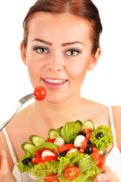 Mujer joven comiendo ensalada de verduras — Foto de Stock