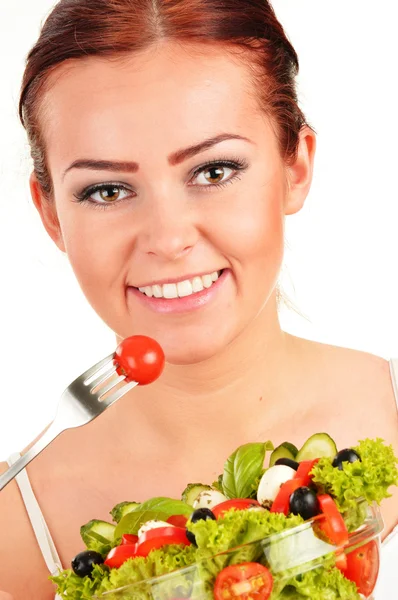 Mujer joven comiendo ensalada de verduras —  Fotos de Stock