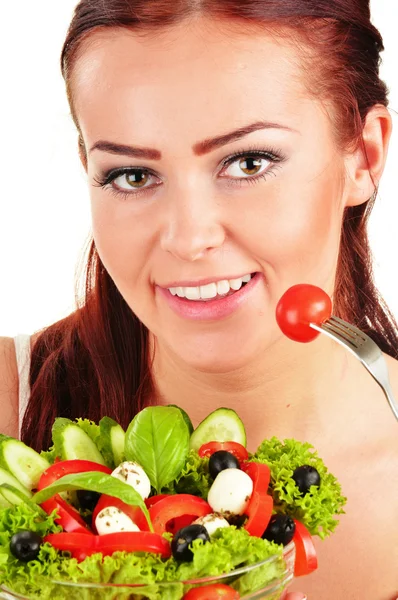 Jovem mulher comendo salada vegetal — Fotografia de Stock