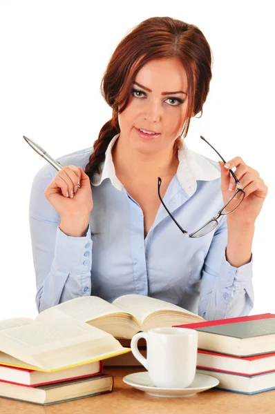 Mujer joven leyendo un libro. Aprendizaje femenino. — Foto de Stock