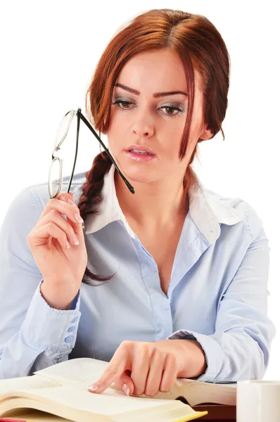 Junge Frau liest ein Buch. Studentinnen lernen. — Stockfoto