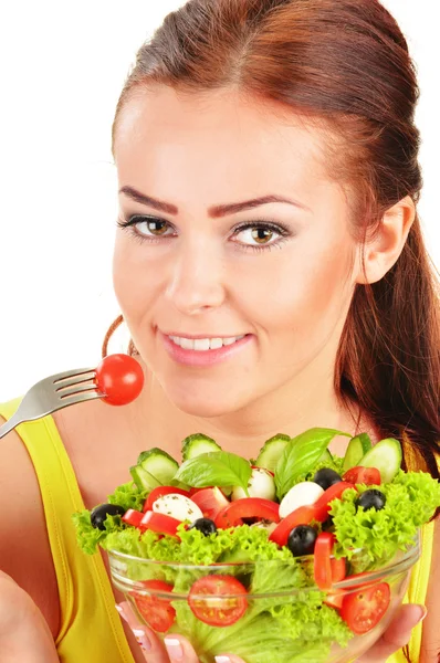 Mujer joven comiendo ensalada de verduras —  Fotos de Stock