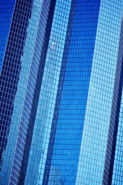 Arquitectura comercial moderna sobre cielo azul — Foto de Stock