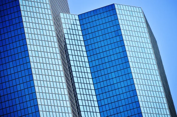 Arquitectura comercial moderna sobre cielo azul —  Fotos de Stock