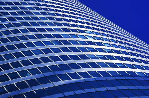 Moderna kommersiella arkitektur under blå himmel — Stockfoto