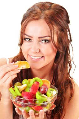 jonge vrouw eten fruitsalade