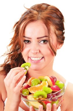 jonge vrouw eten fruitsalade