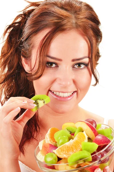 Jovem mulher comendo salada de frutas — Fotografia de Stock