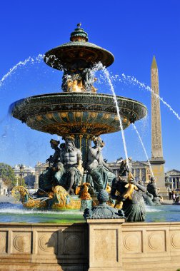 Çeşme görünür Dikilitaş ile Paris'te place de la Concorde'ye üzerinde