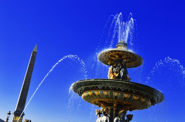 Çeşme görünür Dikilitaş ile Paris'te place de la Concorde'ye üzerinde