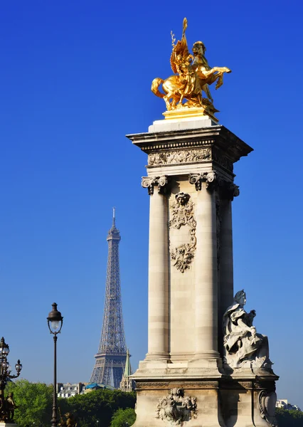 パリの橋のアレクサンドル 3 世からエッフェル塔に表示します。 — ストック写真