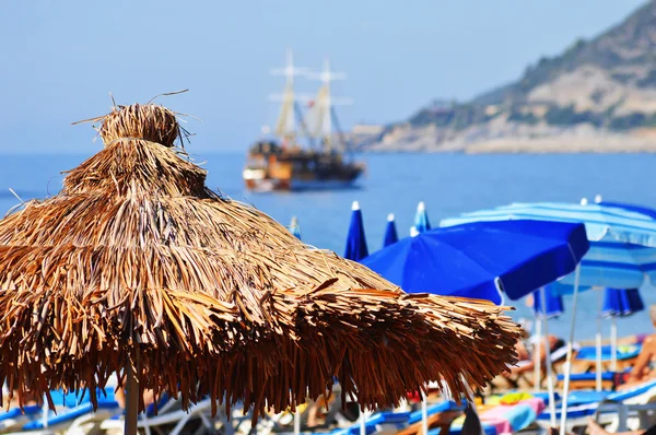 Śródziemnomorska plaża w upalny letni dzień — Zdjęcie stockowe