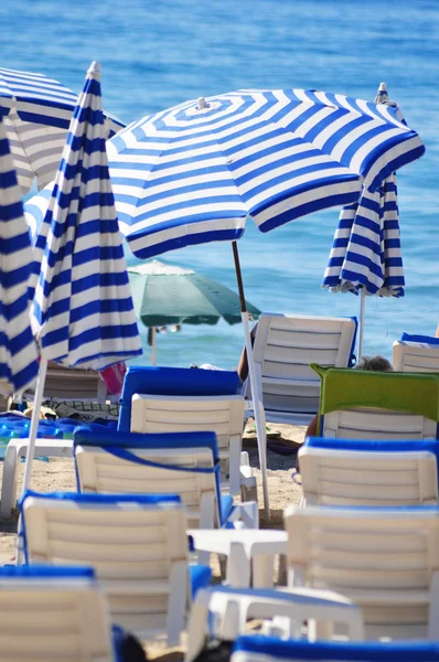 Praia mediterrânea durante o dia quente de verão — Fotografia de Stock