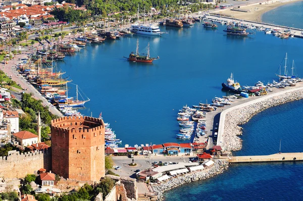 Widok na port Alanya z półwyspu Alanya. Riwiera Turecka — Zdjęcie stockowe