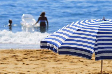 Sıcak yaz gününde Akdeniz plajı