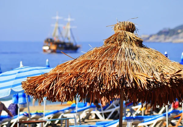 Spiaggia mediterranea durante la calda giornata estiva — Foto Stock