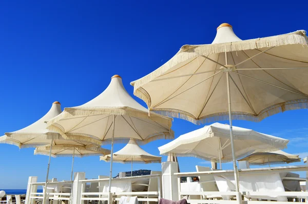 Spiaggia mediterranea durante la calda giornata estiva — Foto Stock