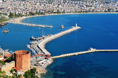 Alanya limanının Alanya yarımadası manzarası. Türk Rivierası