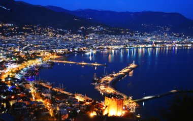Alanya limanının Alanya yarımadası manzarası. Türk Rivierası