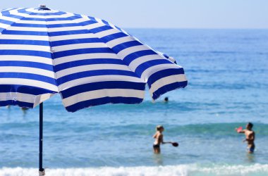 Sıcak yaz gününde Akdeniz plajı