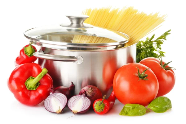 Rostfri gryta med spaghetti och utbud av råa grönsaker — Stockfoto