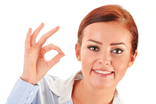 Mladá žena ukazující ok gesto izolované na bílém — Stock fotografie