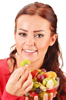 jonge vrouw eten fruitsalade