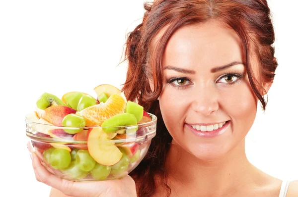 Jovem mulher comendo salada de frutas — Fotografia de Stock