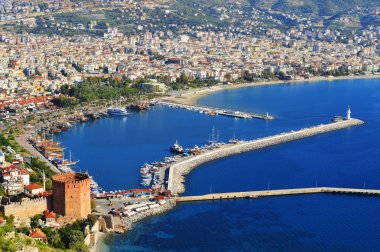 Alanya limanının Alanya yarımadası manzarası. Türk Rivierası