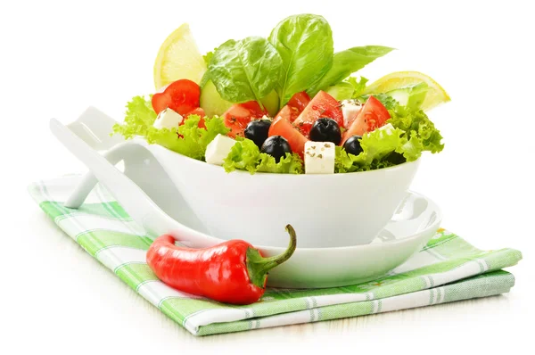 Tigela de salada vegetal isolada em branco — Fotografia de Stock
