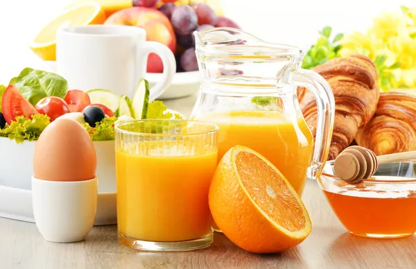 Сніданок з кавою, апельсиновим соком, круасан, яйцем, овочами — стокове фото