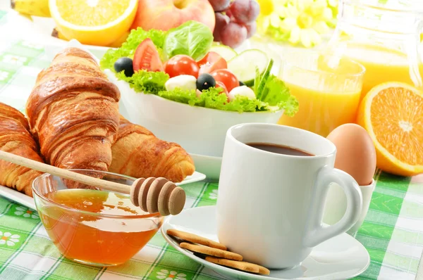 Ontbijt met koffie, jus d'orange, croissant, ei, groenten — Stockfoto