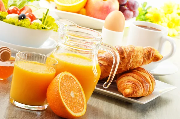 Snídaně s kávou, pomerančová šťáva, rohlík, vejce, zelenina — Stock fotografie